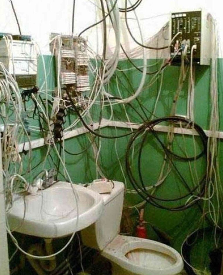 Электрик в проводах