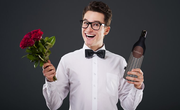 Мужчина с цветами и вином