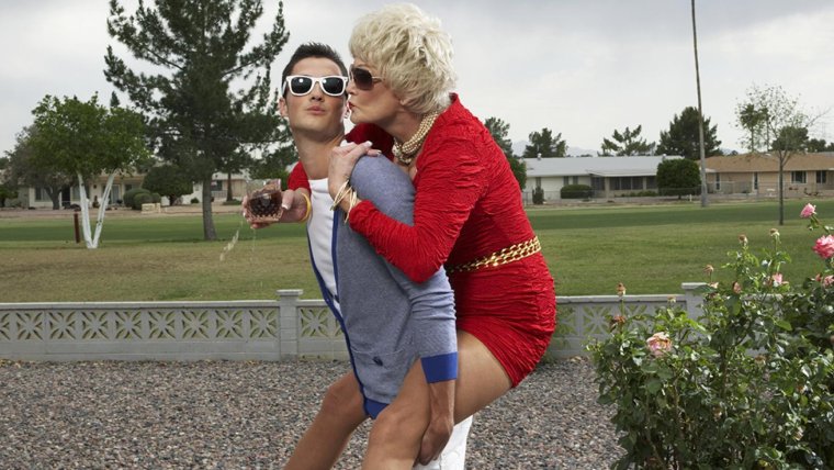 Бабушка и молодой парень