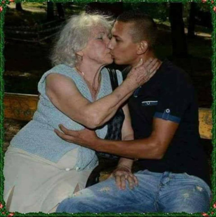 Толстый человек на диване