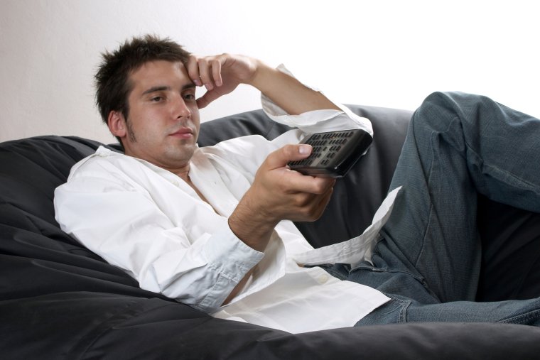 Мужчина в костюме лежит