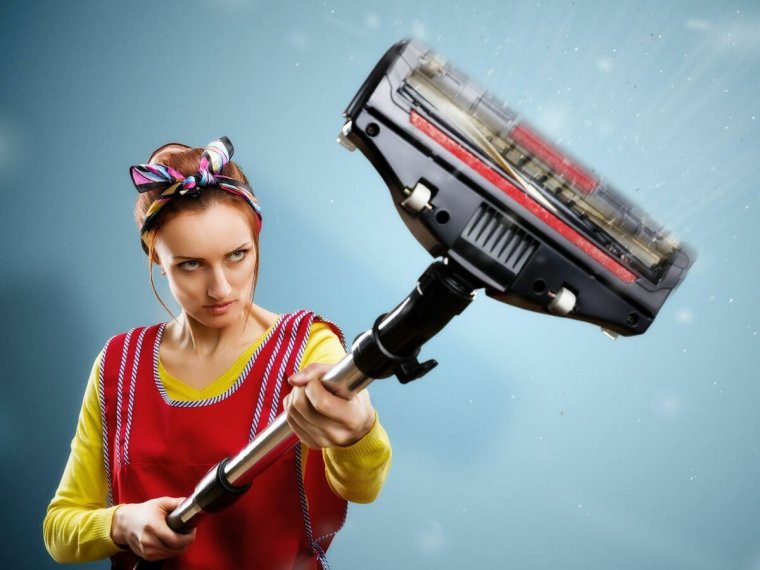 Женщина со шваброй