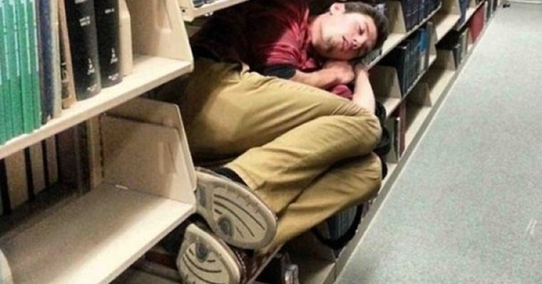 Спит в неожиданном месте