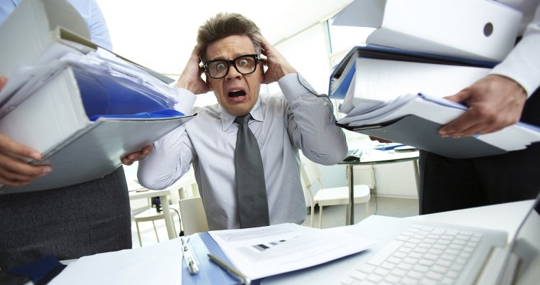 Завал бумаг в офисе