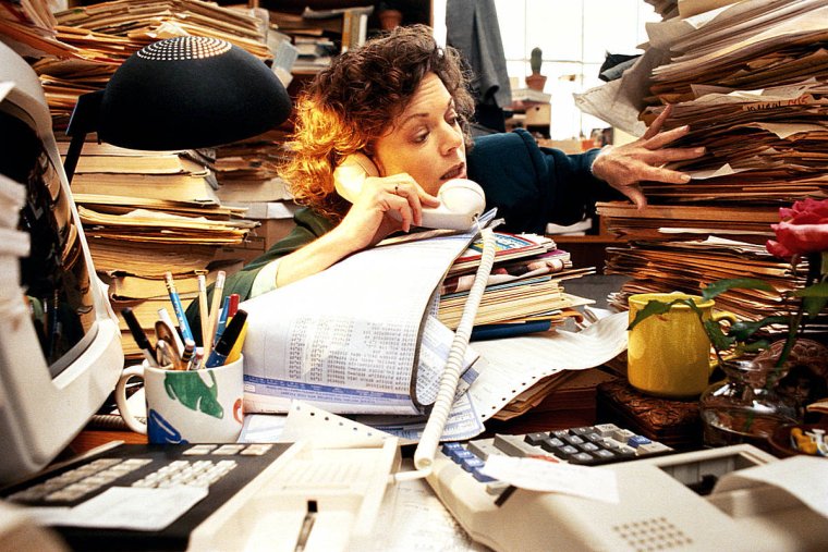 Женщина в куче бумаг