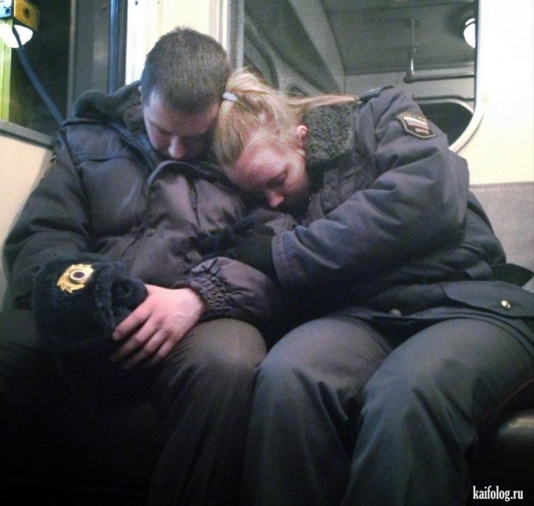 Полиция бежит за человеком