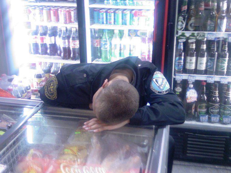 Охранник спит