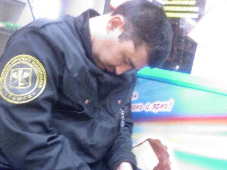 Охранник спит