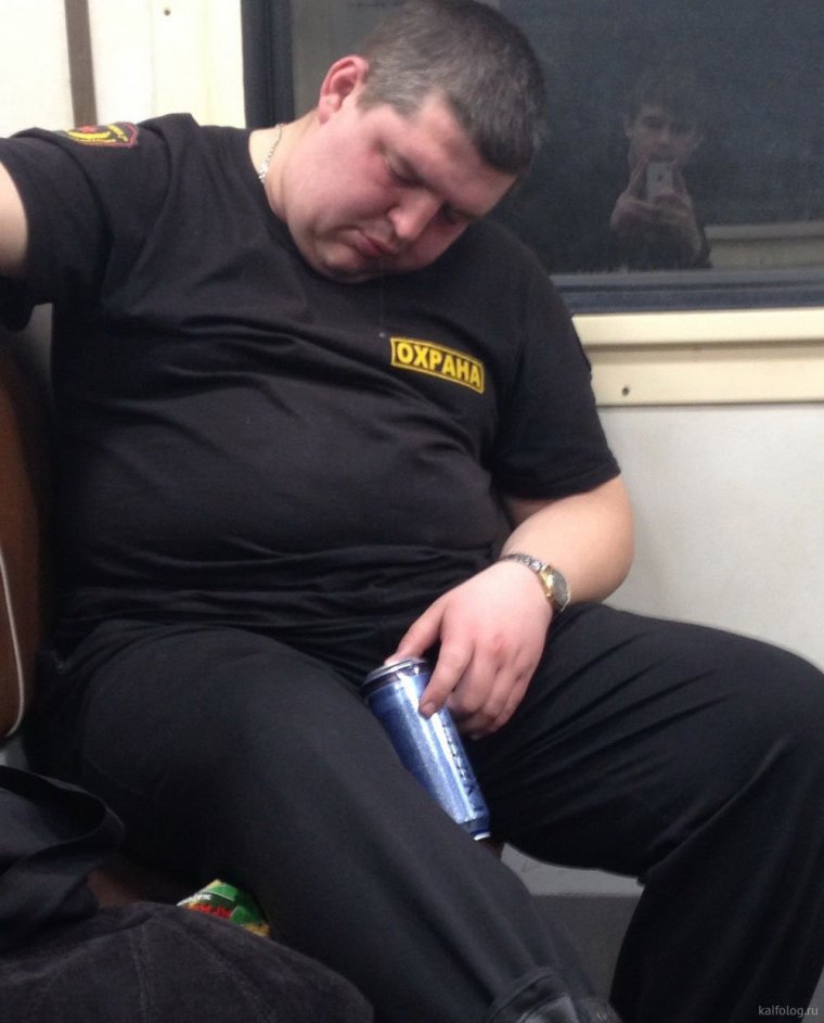 Охранник спит