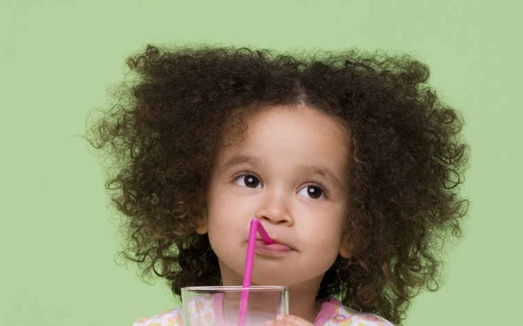 Девочка с кудрявыми волосами