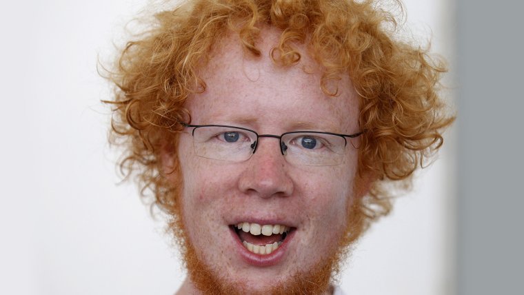 Рыжий кудрявый парень