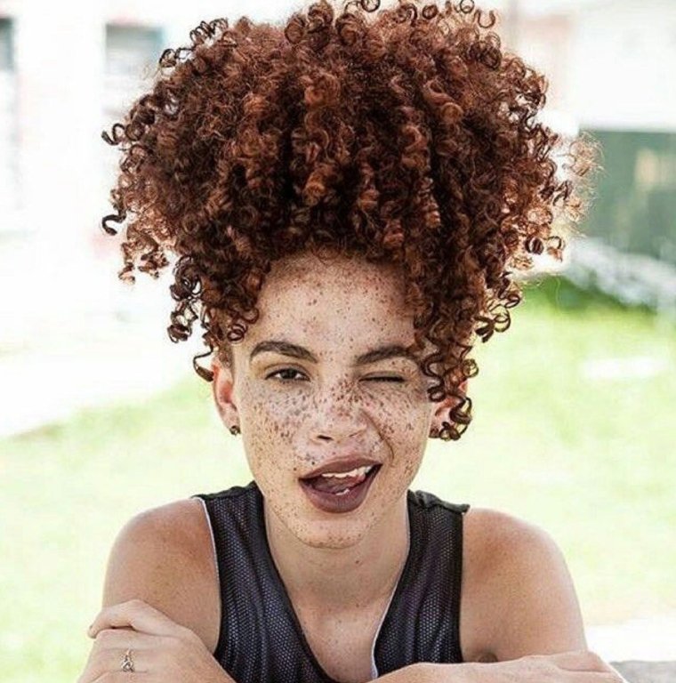 Афроамериканка с рыжими волосами