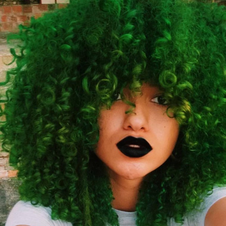Зеленые кучерявые волосы