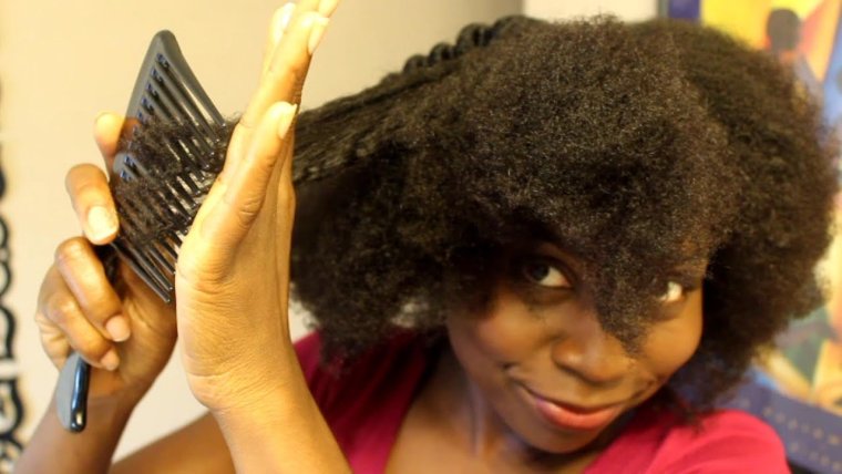 Расческа в волосах афроамериканцев