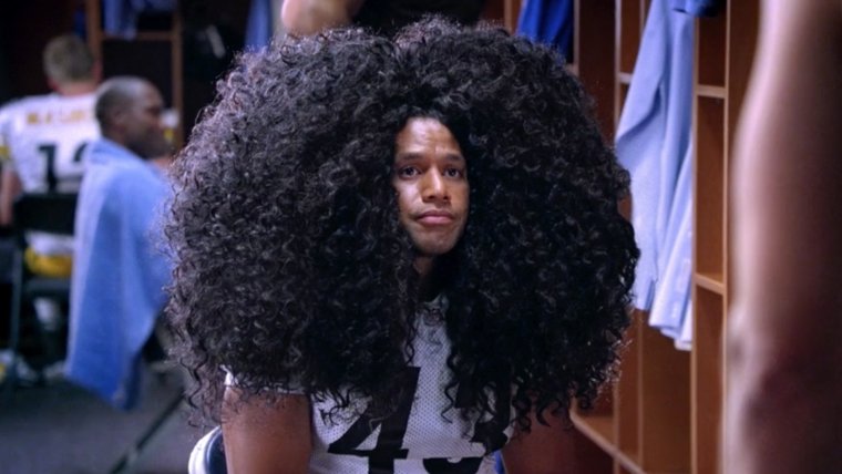 Темнокожая девушка кудрявая