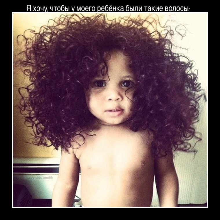 Смешная кудрявая девочка