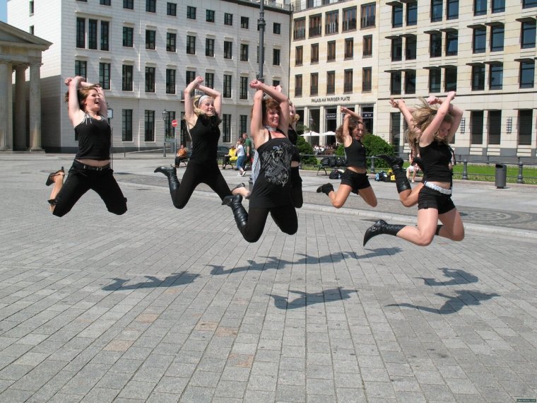 Веселая девушка танец