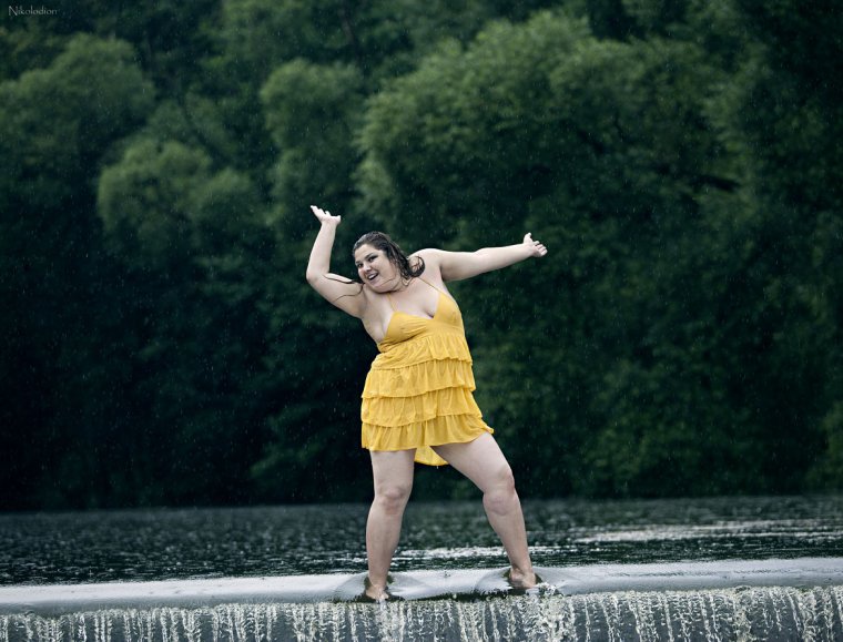 Смешная девушка танцует