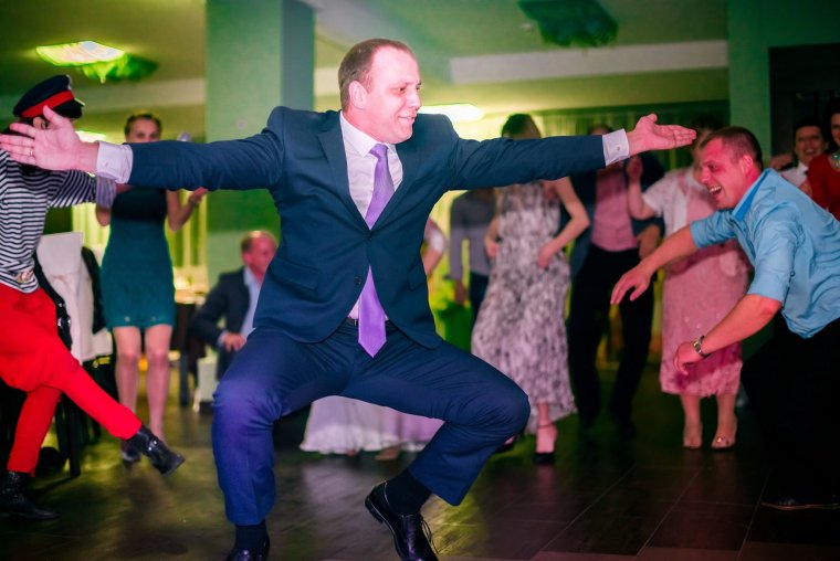 Танцуют на корпоративе