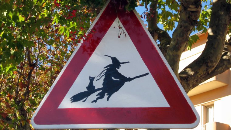 Странные дорожные знаки в Крыму