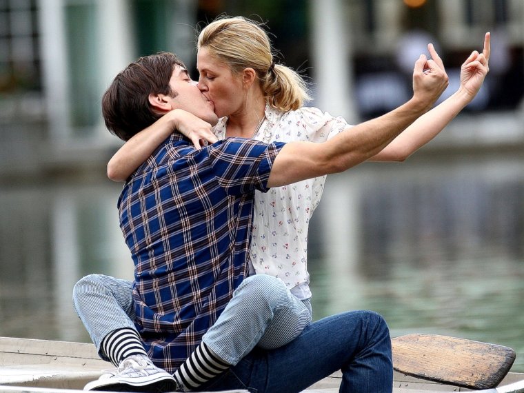 Веселая пара влюбленных