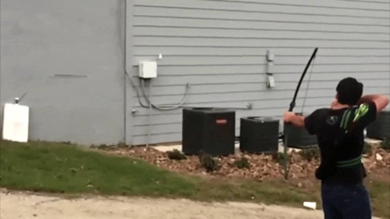 Стреляет из лука гиф