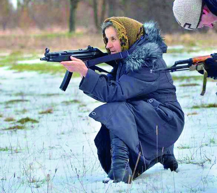 Бабулька с оружием