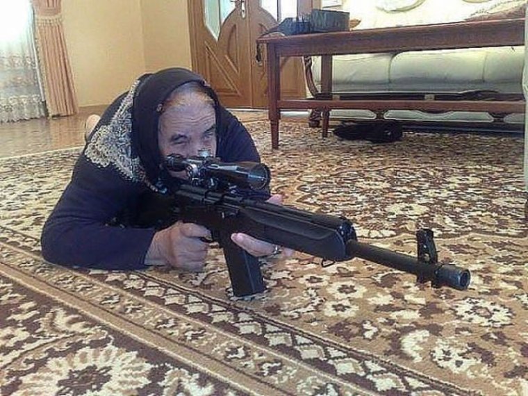 Бабушка с калашом