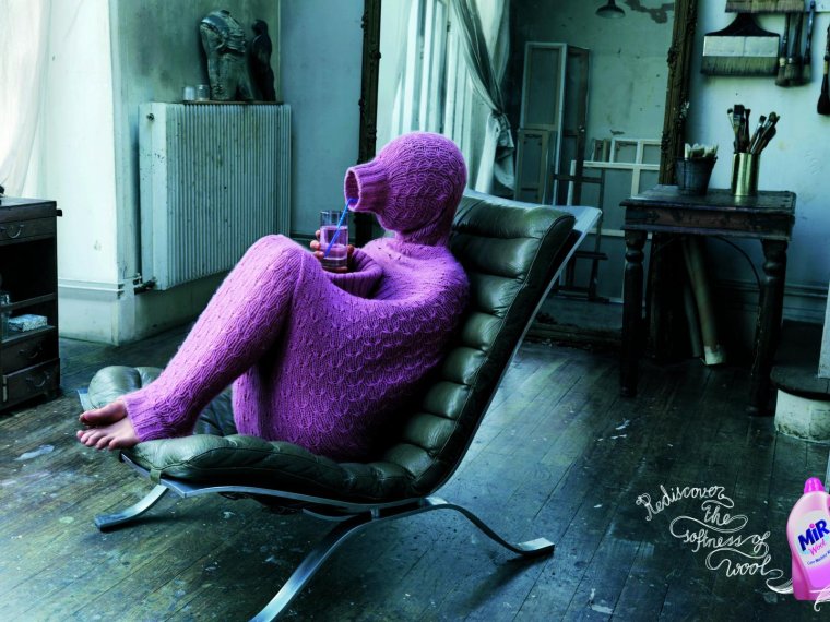 Человек в свитере с головой