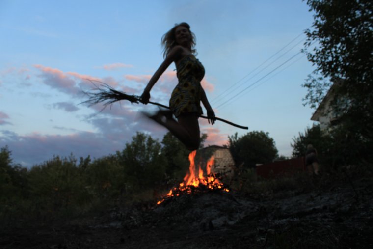 Девушки в котле на костре