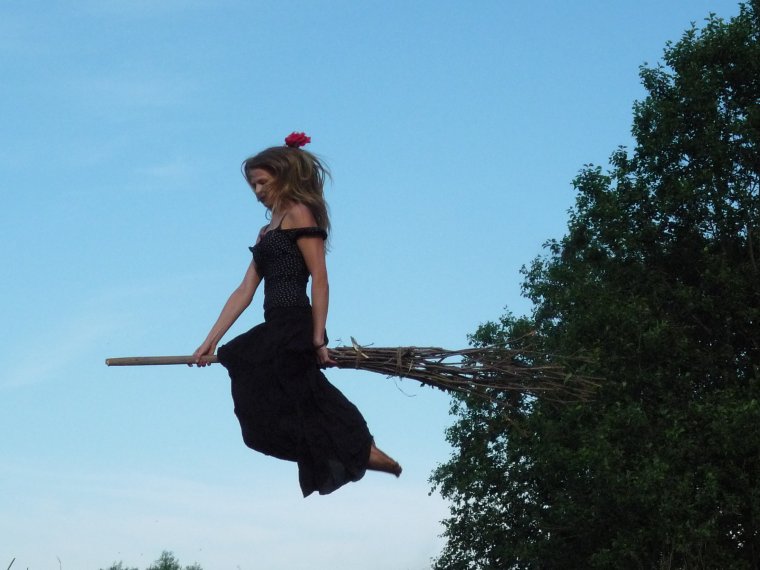 Верхом на метле