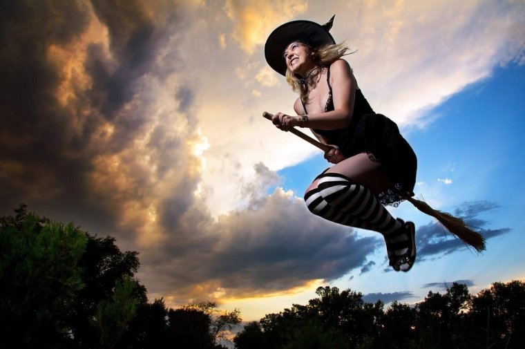 Красивая ведьма на метле