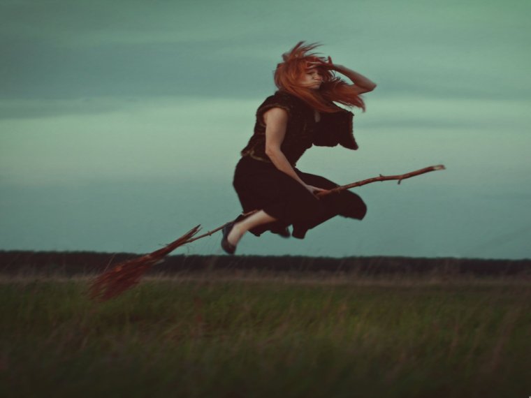 Женщина на метле