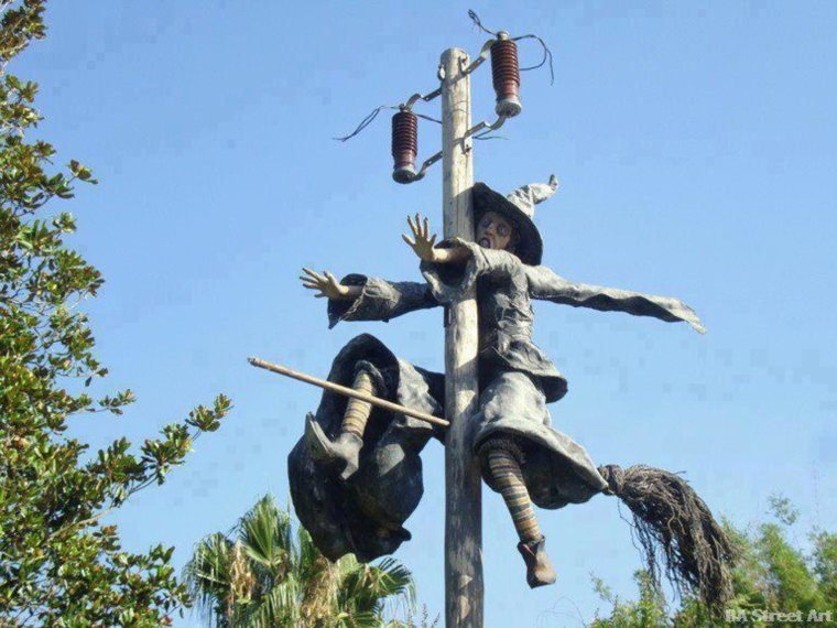 Баба Яга врезалась в дерево