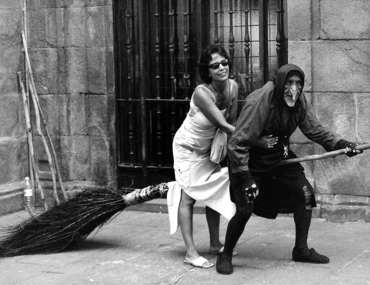 Девушка на метле