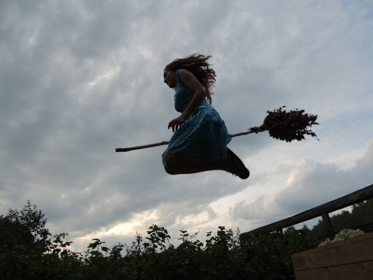 Женщина ведьма на метле