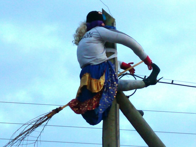 Баба Яга на метле в писалась в солб