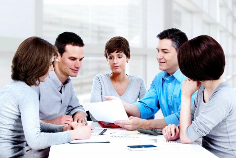 Дети с папой в углу