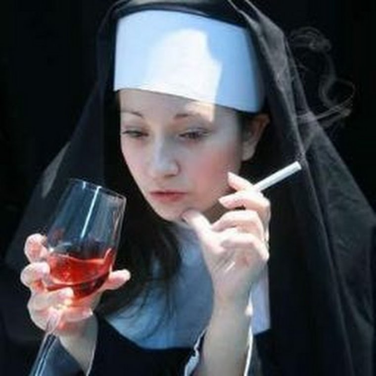 Яна Леонова монашка