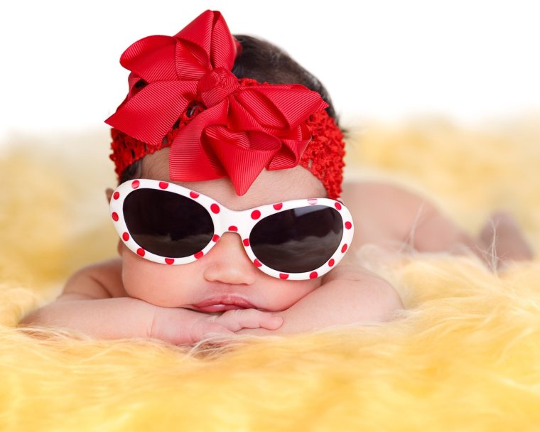 Смешная девочка с бантиком