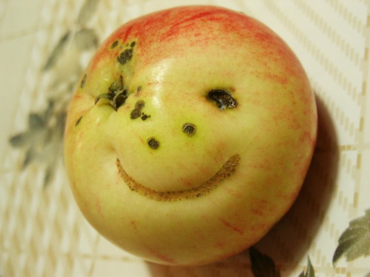 Яблоко с лицом