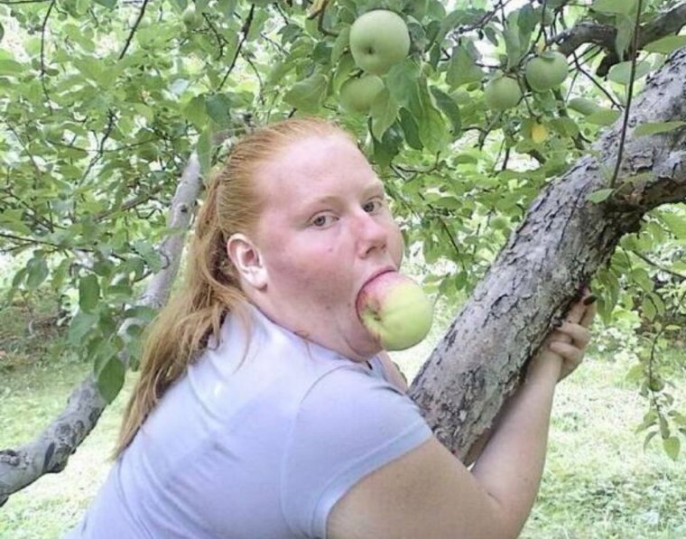 Девушки с яблоком вотрту