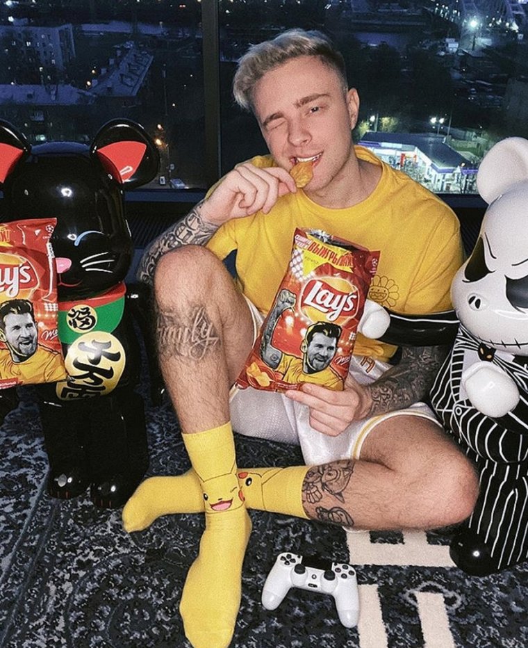 Егор Крид лежит на кровати