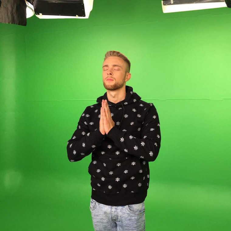 Егор Крид на зеленом фоне