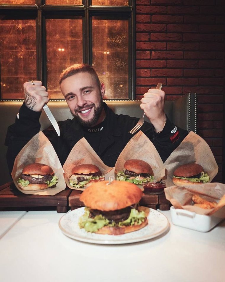 Егор Крид с едой