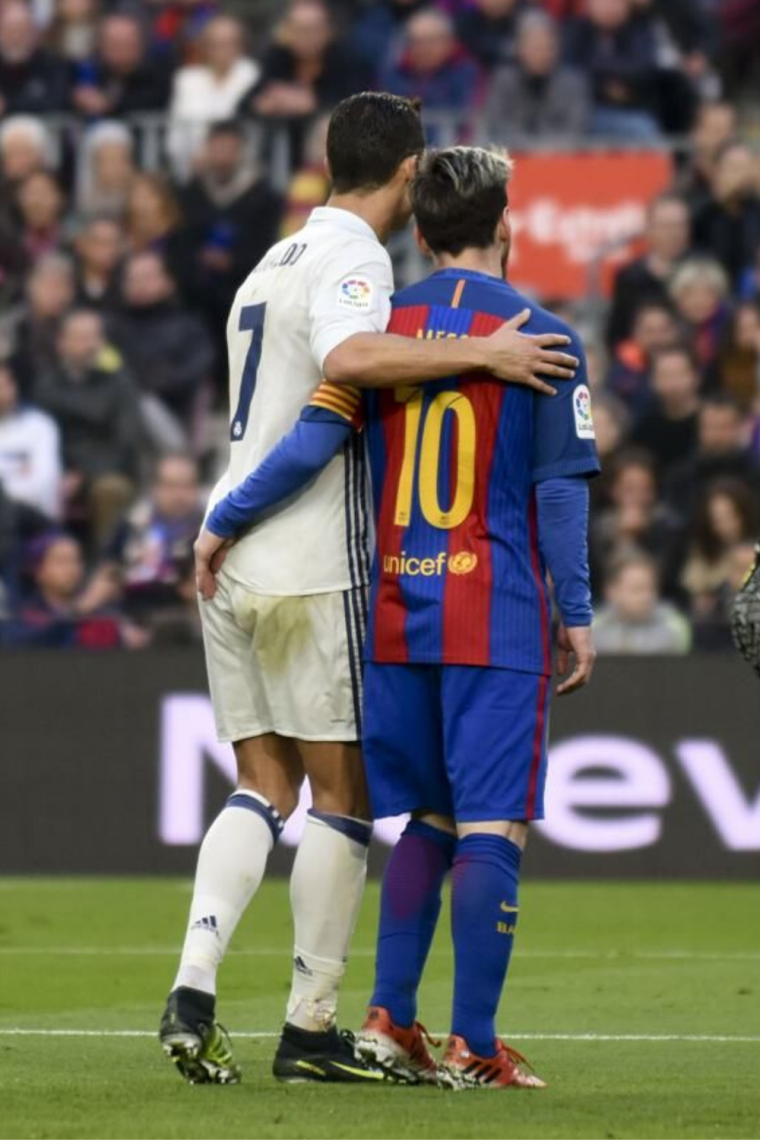 Месси и Роналду обнимаются