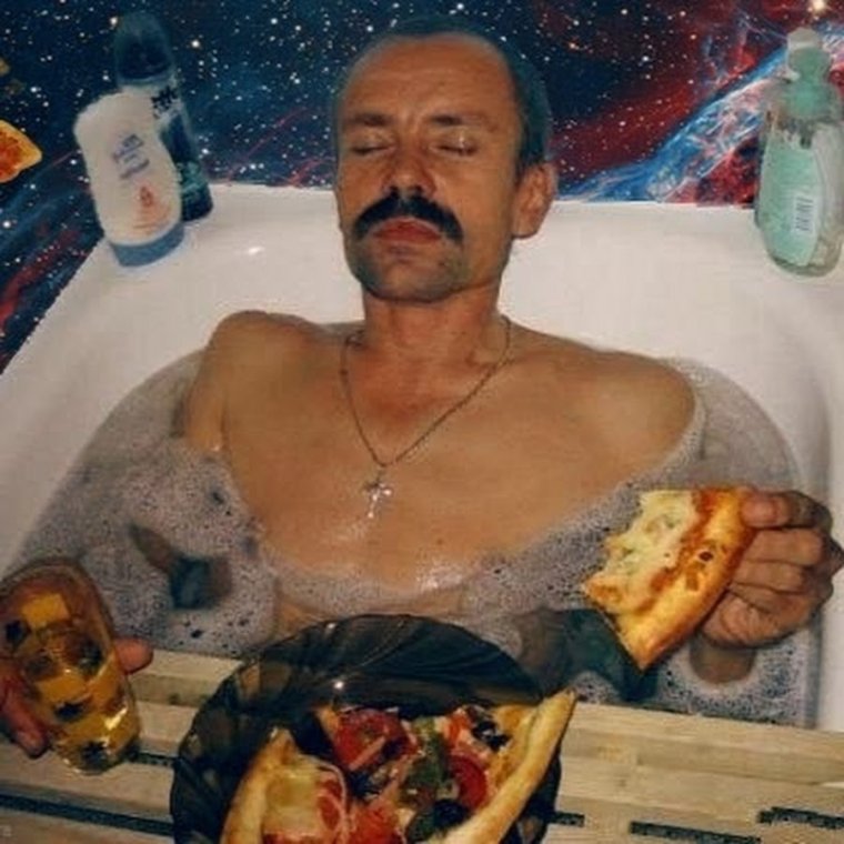 Мужик в ванной Мем