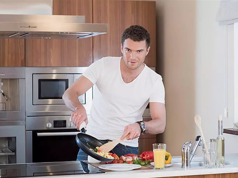 Мужчина на кухне