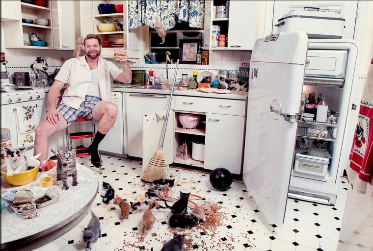 Мужчина на кухне бардак