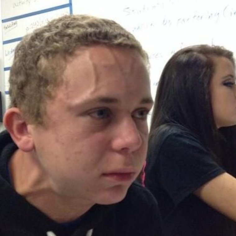 Парень еле сдерживается Мем